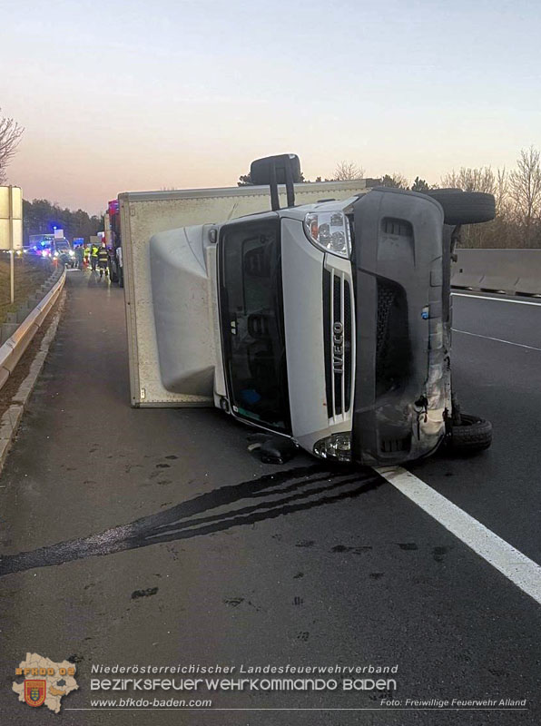 20250303_A21/Umgestürzter Klein-LKW nach Verkehrsunfall mit PKW Foto: FF Alland 20250303_A21/Umgestürzter Klein-LKW nach Verkehrsunfall mit PKW Foto: FF Alland