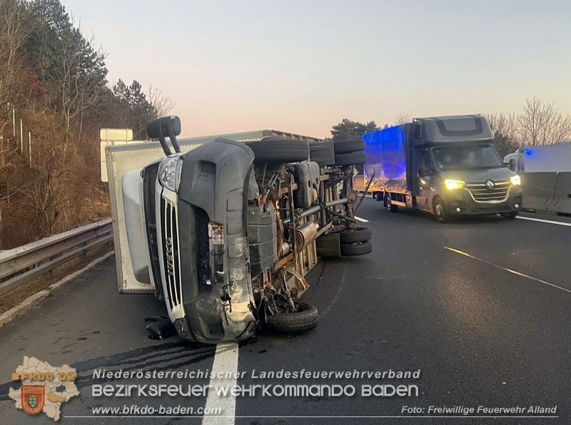 20250303_A21/Umgestürzter Klein-LKW nach Verkehrsunfall mit PKW Foto: FF Alland 20250303_A21/Umgestürzter Klein-LKW nach Verkehrsunfall mit PKW Foto: FF Alland