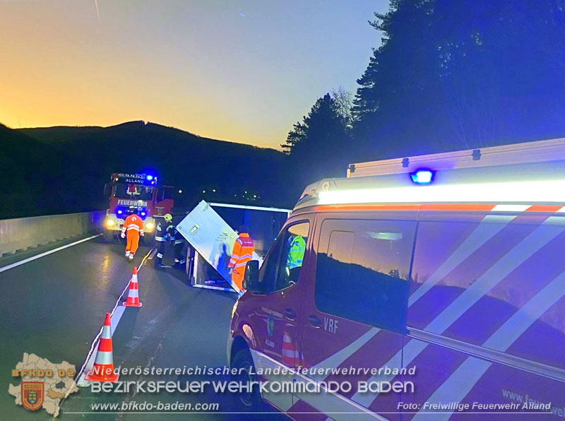 20250303_A21/Umgestürzter Klein-LKW nach Verkehrsunfall mit PKW Foto: FF Alland 20250303_A21/Umgestürzter Klein-LKW nach Verkehrsunfall mit PKW Foto: FF Alland