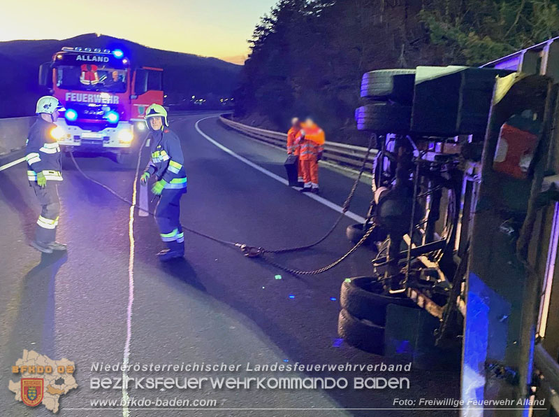 20250303_A21/Umgestürzter Klein-LKW nach Verkehrsunfall mit PKW Foto: FF Alland 20250303_A21/Umgestürzter Klein-LKW nach Verkehrsunfall mit PKW Foto: FF Alland
