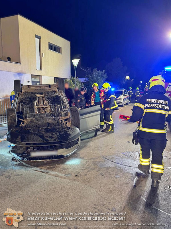 20250303_Fahrzeugüberschlag mit Menschenrettung im Wohngebiet von Pfaffstätten Foto: Freiwillige Feuerwehr Pfaffstätten 20250303_Fahrzeugüberschlag mit Menschenrettung im Wohngebiet von Pfaffstätten Foto: Freiwillige Feuerwehr Pfaffstätten