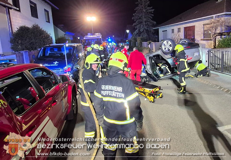 20250303_Fahrzeugüberschlag mit Menschenrettung im Wohngebiet von Pfaffstätten Foto: Freiwillige Feuerwehr Pfaffstätten 20250303_Fahrzeugüberschlag mit Menschenrettung im Wohngebiet von Pfaffstätten Foto: Freiwillige Feuerwehr Pfaffstätten