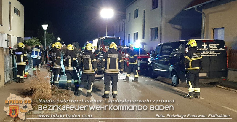 20250303_Fahrzeugüberschlag mit Menschenrettung im Wohngebiet von Pfaffstätten   Foto: Freiwillige Feuerwehr Pfaffstätten