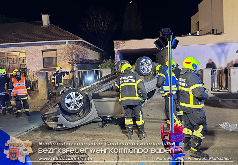20250303_Fahrzeugüberschlag mit Menschenrettung im Wohngebiet von Pfaffstätten   Foto: Freiwillige Feuerwehr Pfaffstätten
