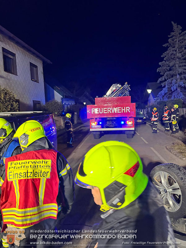 20250303_Fahrzeugüberschlag mit Menschenrettung im Wohngebiet von Pfaffstätten   Foto: Freiwillige Feuerwehr Pfaffstätten