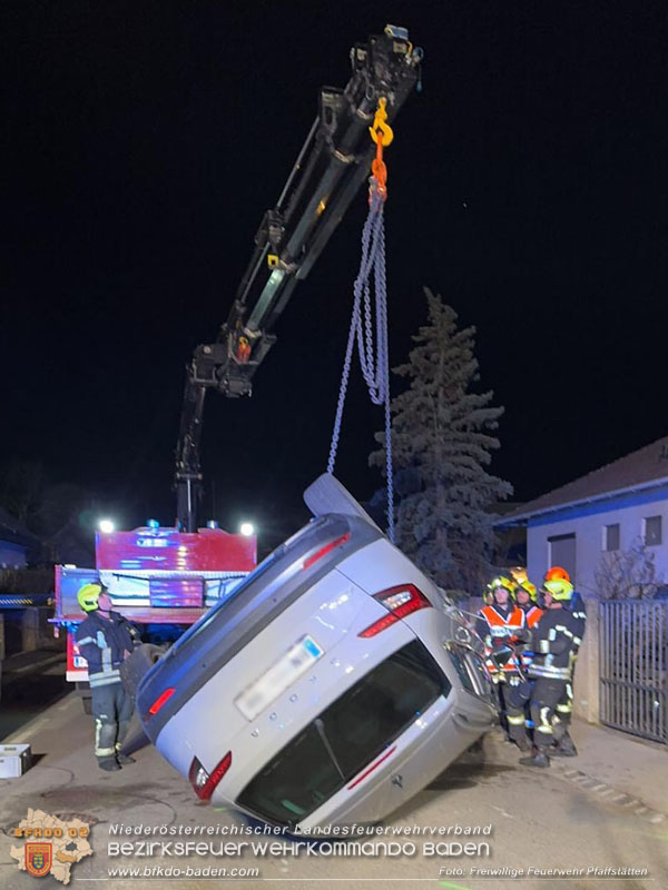 20250303_Fahrzeugüberschlag mit Menschenrettung im Wohngebiet von Pfaffstätten   Foto: Freiwillige Feuerwehr Pfaffstätten