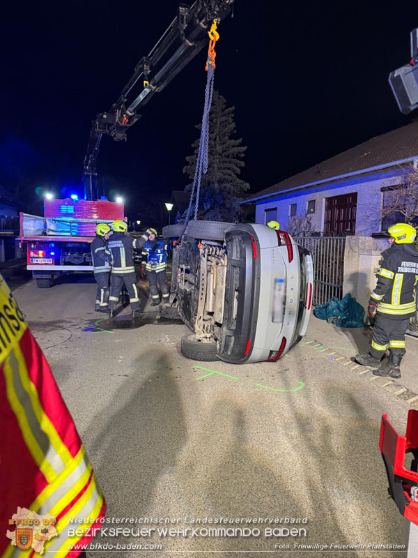 20250303_Fahrzeugüberschlag mit Menschenrettung im Wohngebiet von Pfaffstätten   Foto: Freiwillige Feuerwehr Pfaffstätten