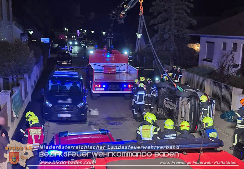 20250303_Fahrzeugüberschlag mit Menschenrettung im Wohngebiet von Pfaffstätten   Foto: Freiwillige Feuerwehr Pfaffstätten