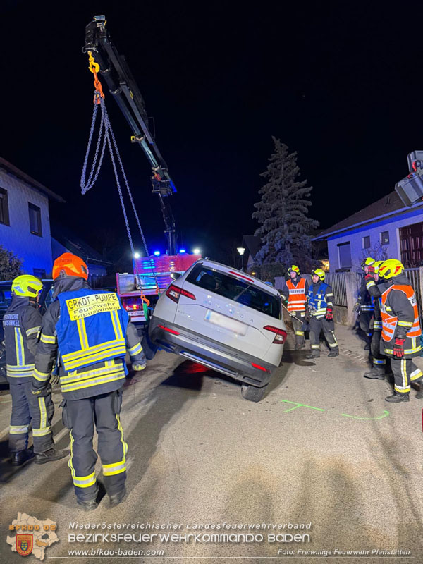 20250303_Fahrzeugüberschlag mit Menschenrettung im Wohngebiet von Pfaffstätten   Foto: Freiwillige Feuerwehr Pfaffstätten