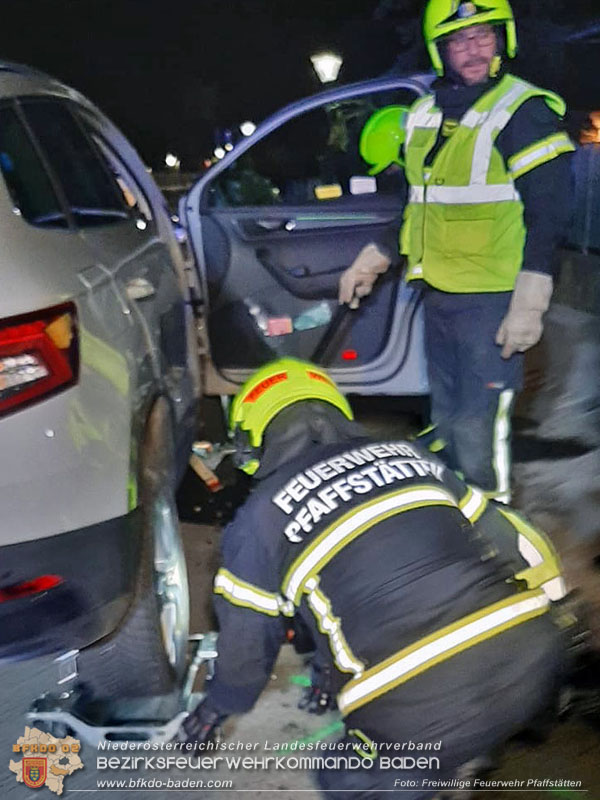 20250303_Fahrzeugüberschlag mit Menschenrettung im Wohngebiet von Pfaffstätten   Foto: Freiwillige Feuerwehr Pfaffstätten