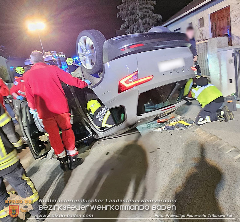20250303_Fahrzeugüberschlag mit Menschenrettung im Wohngebiet von Pfaffstätten Foto: Freiwillige Feuerwehr Tribuswinkel / Nina Mitheis 20250303_Fahrzeugüberschlag mit Menschenrettung im Wohngebiet von Pfaffstätten Foto: Freiwillige Feuerwehr Tribuswinkel / Nina Mitheis