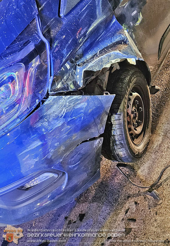 20250303_Fahrzeugüberschlag mit Menschenrettung im Wohngebiet von Pfaffstätten Foto: Freiwillige Feuerwehr Tribuswinkel / Nina Mitheis 20250303_Fahrzeugüberschlag mit Menschenrettung im Wohngebiet von Pfaffstätten Foto: Freiwillige Feuerwehr Tribuswinkel / Nina Mitheis