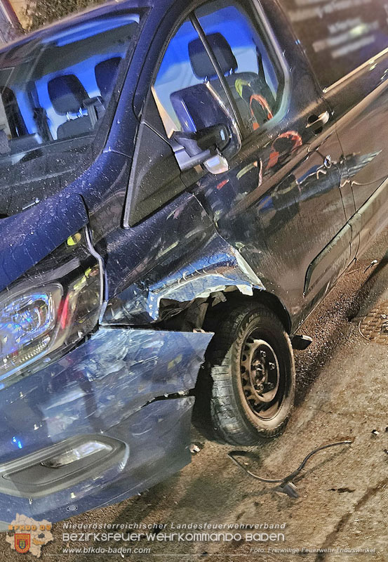 20250303_Fahrzeugüberschlag mit Menschenrettung im Wohngebiet von Pfaffstätten Foto: Freiwillige Feuerwehr Tribuswinkel / Nina Mitheis 20250303_Fahrzeugüberschlag mit Menschenrettung im Wohngebiet von Pfaffstätten Foto: Freiwillige Feuerwehr Tribuswinkel / Nina Mitheis