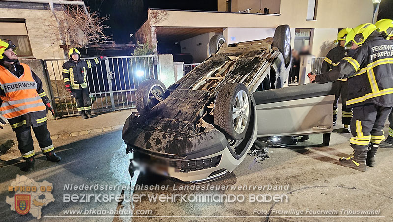 20250303_Fahrzeugüberschlag mit Menschenrettung im Wohngebiet von Pfaffstätten Foto: Freiwillige Feuerwehr Tribuswinkel / Nina Mitheis 20250303_Fahrzeugüberschlag mit Menschenrettung im Wohngebiet von Pfaffstätten Foto: Freiwillige Feuerwehr Tribuswinkel / Nina Mitheis