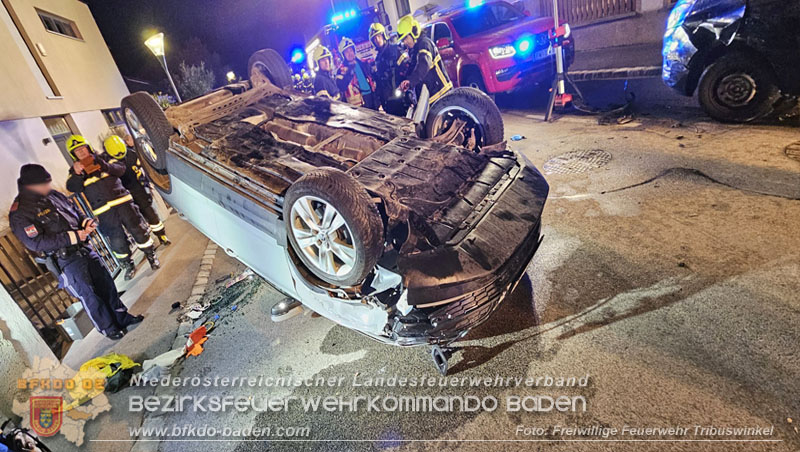 20250303_Fahrzeugüberschlag mit Menschenrettung im Wohngebiet von Pfaffstätten Foto: Freiwillige Feuerwehr Tribuswinkel / Nina Mitheis 20250303_Fahrzeugüberschlag mit Menschenrettung im Wohngebiet von Pfaffstätten Foto: Freiwillige Feuerwehr Tribuswinkel / Nina Mitheis