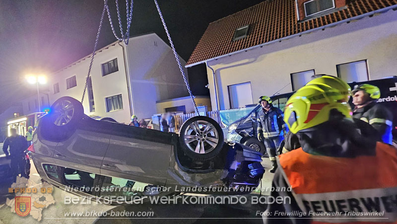 20250303_Fahrzeugüberschlag mit Menschenrettung im Wohngebiet von Pfaffstätten Foto: Freiwillige Feuerwehr Tribuswinkel / Nina Mitheis 20250303_Fahrzeugüberschlag mit Menschenrettung im Wohngebiet von Pfaffstätten Foto: Freiwillige Feuerwehr Tribuswinkel / Nina Mitheis