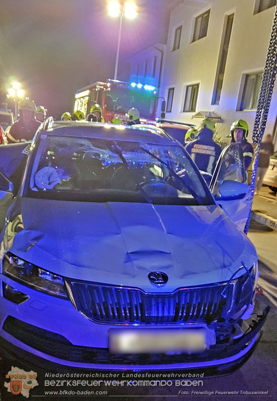 20250303_Fahrzeugüberschlag mit Menschenrettung im Wohngebiet von Pfaffstätten Foto: Freiwillige Feuerwehr Tribuswinkel / Nina Mitheis 20250303_Fahrzeugüberschlag mit Menschenrettung im Wohngebiet von Pfaffstätten Foto: Freiwillige Feuerwehr Tribuswinkel / Nina Mitheis