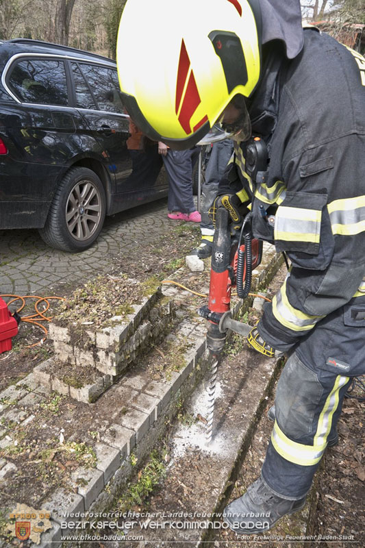 20250310_Feuerwehr befreit Stubentiger Odin" aus unterirdischem Hohlraum in Baden!   Foto: Stefan Schneider FF Baden-Stadt