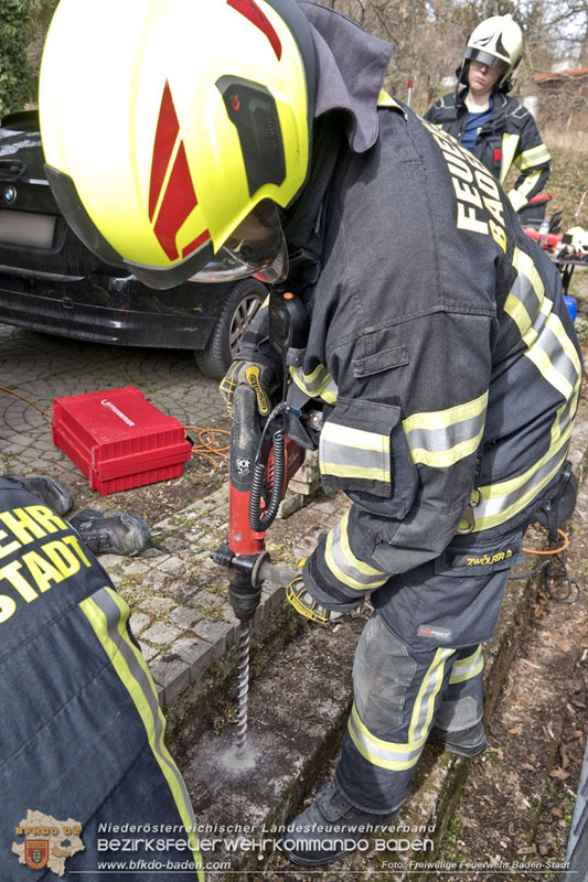 20250310_Feuerwehr befreit Stubentiger Odin" aus unterirdischem Hohlraum in Baden!   Foto: Stefan Schneider FF Baden-Stadt