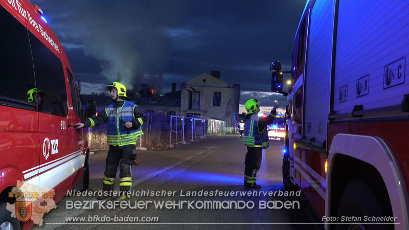 20250310_Dachstuhlbrand in alter Bleiwarenfabrik Gumpoldskirchen auch 3 Feuerwehren aus dem Bezirk BADEN im Löscheinsatz Foto: Stefan Schneider BFKDO BADEN 20250310_Dachstuhlbrand in alter Bleiwarenfabrik Gumpoldskirchen auch 3 Feuerwehren aus dem Bezirk BADEN im Löscheinsatz Foto: Stefan Schneider BFKDO BADEN