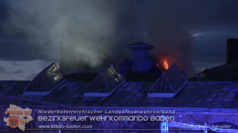20250310_Dachstuhlbrand in alter Bleiwarenfabrik Gumpoldskirchen auch 3 Feuerwehren aus dem Bezirk BADEN im Löscheinsatz Foto: Stefan Schneider BFKDO BADEN 20250310_Dachstuhlbrand in alter Bleiwarenfabrik Gumpoldskirchen auch 3 Feuerwehren aus dem Bezirk BADEN im Löscheinsatz Foto: Stefan Schneider BFKDO BADEN