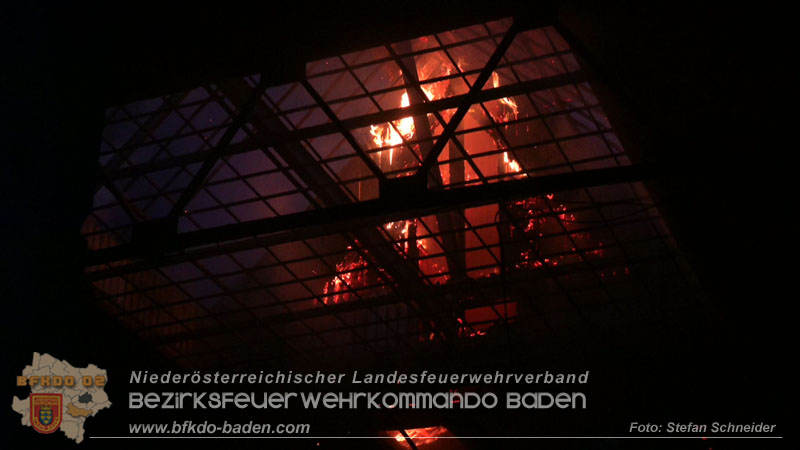 20250310_Dachstuhlbrand in alter Bleiwarenfabrik Gumpoldskirchen auch 3 Feuerwehren aus dem Bezirk BADEN im Löscheinsatz Foto: Stefan Schneider BFKDO BADEN 20250310_Dachstuhlbrand in alter Bleiwarenfabrik Gumpoldskirchen auch 3 Feuerwehren aus dem Bezirk BADEN im Löscheinsatz Foto: Stefan Schneider BFKDO BADEN