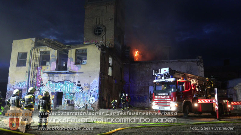 20250310_Dachstuhlbrand in alter Bleiwarenfabrik Gumpoldskirchen auch 3 Feuerwehren aus dem Bezirk BADEN im Löscheinsatz Foto: Stefan Schneider BFKDO BADEN 20250310_Dachstuhlbrand in alter Bleiwarenfabrik Gumpoldskirchen auch 3 Feuerwehren aus dem Bezirk BADEN im Löscheinsatz Foto: Stefan Schneider BFKDO BADEN