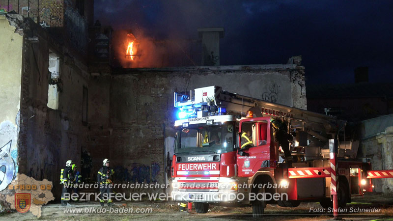 20250310_Dachstuhlbrand in alter Bleiwarenfabrik Gumpoldskirchen auch 3 Feuerwehren aus dem Bezirk BADEN im Löscheinsatz Foto: Stefan Schneider BFKDO BADEN 20250310_Dachstuhlbrand in alter Bleiwarenfabrik Gumpoldskirchen auch 3 Feuerwehren aus dem Bezirk BADEN im Löscheinsatz Foto: Stefan Schneider BFKDO BADEN