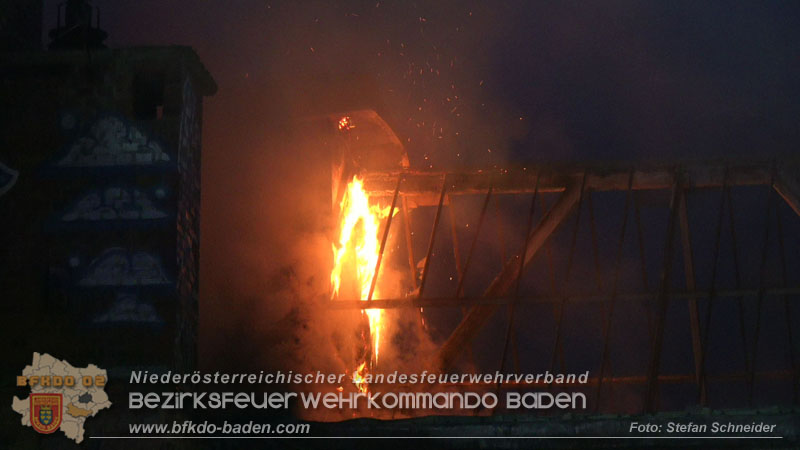 20250310_Dachstuhlbrand in alter Bleiwarenfabrik Gumpoldskirchen auch 3 Feuerwehren aus dem Bezirk BADEN im Löscheinsatz Foto: Stefan Schneider BFKDO BADEN 20250310_Dachstuhlbrand in alter Bleiwarenfabrik Gumpoldskirchen auch 3 Feuerwehren aus dem Bezirk BADEN im Löscheinsatz Foto: Stefan Schneider BFKDO BADEN