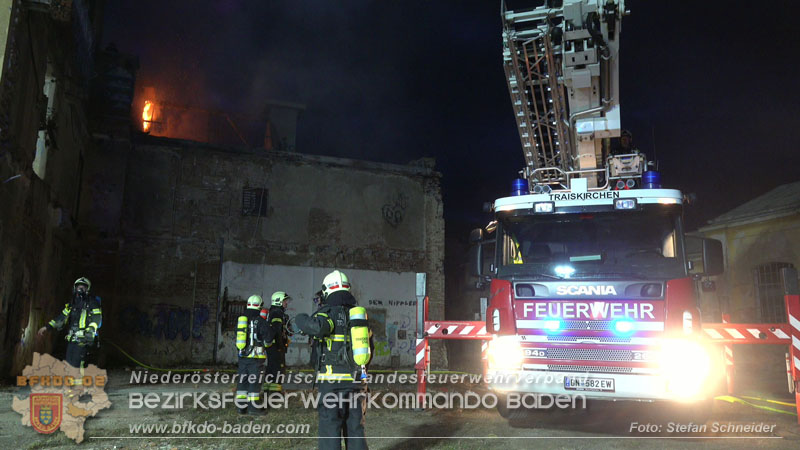 20250310_Dachstuhlbrand in alter Bleiwarenfabrik Gumpoldskirchen auch 3 Feuerwehren aus dem Bezirk BADEN im Löscheinsatz Foto: Stefan Schneider BFKDO BADEN 20250310_Dachstuhlbrand in alter Bleiwarenfabrik Gumpoldskirchen auch 3 Feuerwehren aus dem Bezirk BADEN im Löscheinsatz Foto: Stefan Schneider BFKDO BADEN
