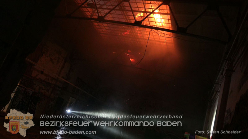 20250310_Dachstuhlbrand in alter Bleiwarenfabrik Gumpoldskirchen auch 3 Feuerwehren aus dem Bezirk BADEN im Löscheinsatz Foto: Stefan Schneider BFKDO BADEN 20250310_Dachstuhlbrand in alter Bleiwarenfabrik Gumpoldskirchen auch 3 Feuerwehren aus dem Bezirk BADEN im Löscheinsatz Foto: Stefan Schneider BFKDO BADEN