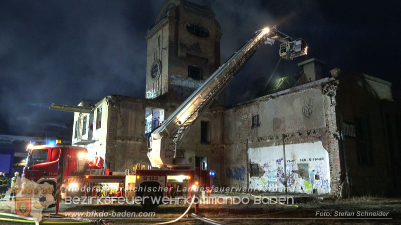 20250310_Dachstuhlbrand in alter Bleiwarenfabrik Gumpoldskirchen auch 3 Feuerwehren aus dem Bezirk BADEN im Löscheinsatz Foto: Stefan Schneider BFKDO BADEN 20250310_Dachstuhlbrand in alter Bleiwarenfabrik Gumpoldskirchen auch 3 Feuerwehren aus dem Bezirk BADEN im Löscheinsatz Foto: Stefan Schneider BFKDO BADEN