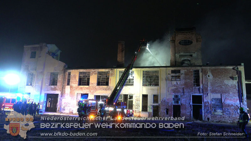 20250310_Dachstuhlbrand in alter Bleiwarenfabrik Gumpoldskirchen auch 3 Feuerwehren aus dem Bezirk BADEN im Löscheinsatz Foto: Stefan Schneider BFKDO BADEN 20250310_Dachstuhlbrand in alter Bleiwarenfabrik Gumpoldskirchen auch 3 Feuerwehren aus dem Bezirk BADEN im Löscheinsatz Foto: Stefan Schneider BFKDO BADEN