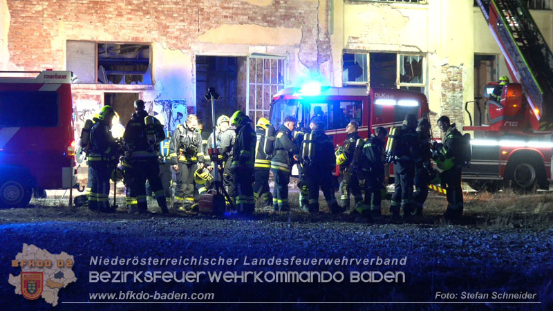20250310_Dachstuhlbrand in alter Bleiwarenfabrik Gumpoldskirchen auch 3 Feuerwehren aus dem Bezirk BADEN im Löscheinsatz Foto: Stefan Schneider BFKDO BADEN 20250310_Dachstuhlbrand in alter Bleiwarenfabrik Gumpoldskirchen auch 3 Feuerwehren aus dem Bezirk BADEN im Löscheinsatz Foto: Stefan Schneider BFKDO BADEN