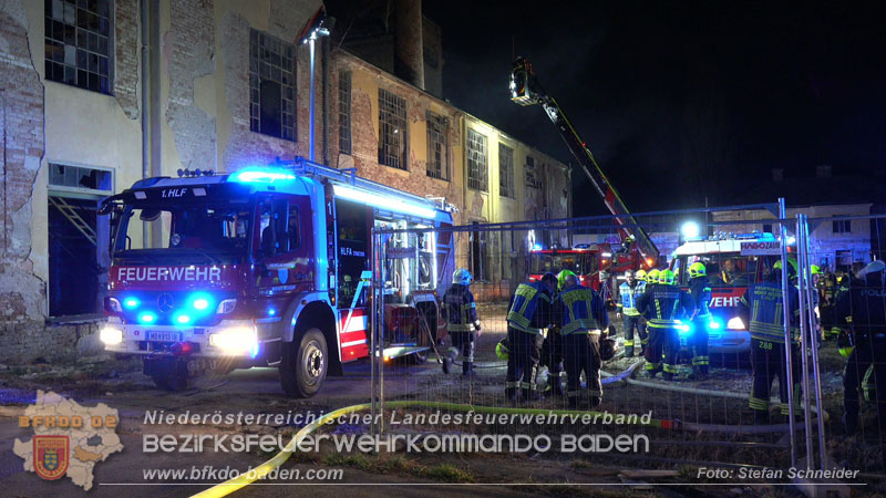20250310_Dachstuhlbrand in alter Bleiwarenfabrik Gumpoldskirchen auch 3 Feuerwehren aus dem Bezirk BADEN im Löscheinsatz Foto: Stefan Schneider BFKDO BADEN 20250310_Dachstuhlbrand in alter Bleiwarenfabrik Gumpoldskirchen auch 3 Feuerwehren aus dem Bezirk BADEN im Löscheinsatz Foto: Stefan Schneider BFKDO BADEN