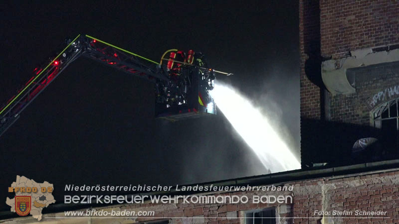 20250310_Dachstuhlbrand in alter Bleiwarenfabrik Gumpoldskirchen auch 3 Feuerwehren aus dem Bezirk BADEN im Löscheinsatz Foto: Stefan Schneider BFKDO BADEN 20250310_Dachstuhlbrand in alter Bleiwarenfabrik Gumpoldskirchen auch 3 Feuerwehren aus dem Bezirk BADEN im Löscheinsatz Foto: Stefan Schneider BFKDO BADEN
