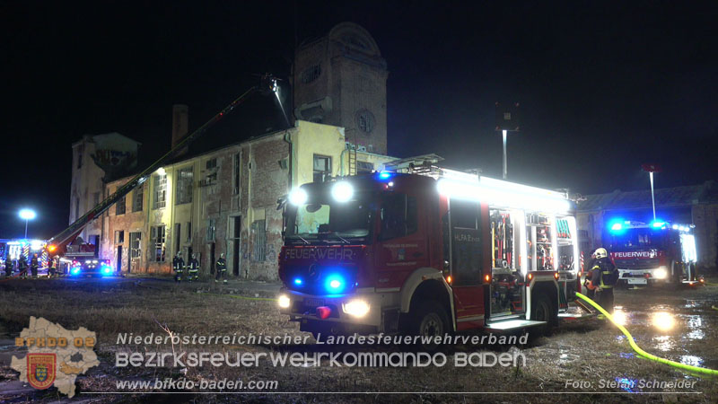 20250310_Dachstuhlbrand in alter Bleiwarenfabrik Gumpoldskirchen auch 3 Feuerwehren aus dem Bezirk BADEN im Löscheinsatz Foto: Stefan Schneider BFKDO BADEN 20250310_Dachstuhlbrand in alter Bleiwarenfabrik Gumpoldskirchen auch 3 Feuerwehren aus dem Bezirk BADEN im Löscheinsatz Foto: Stefan Schneider BFKDO BADEN
