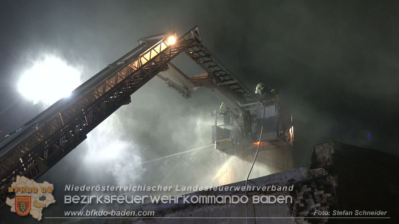 20250310_Dachstuhlbrand in alter Bleiwarenfabrik Gumpoldskirchen auch 3 Feuerwehren aus dem Bezirk BADEN im Löscheinsatz Foto: Stefan Schneider BFKDO BADEN 20250310_Dachstuhlbrand in alter Bleiwarenfabrik Gumpoldskirchen auch 3 Feuerwehren aus dem Bezirk BADEN im Löscheinsatz Foto: Stefan Schneider BFKDO BADEN