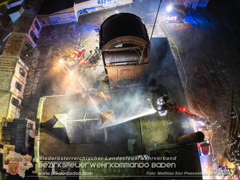 20250310_Dachstuhlbrand in alter Bleiwarenfabrik Gumpoldskirchen auch 3 Feuerwehren aus dem Bezirk BADEN im Löscheinsatz Foto: Matthias Stur / Pressestelle BFK Mödling 20250310_Dachstuhlbrand in alter Bleiwarenfabrik Gumpoldskirchen auch 3 Feuerwehren aus dem Bezirk BADEN im Löscheinsatz Foto: Matthias Stur / Pressestelle BFK Mödling