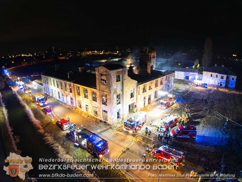20250310_Dachstuhlbrand in alter Bleiwarenfabrik Gumpoldskirchen auch 3 Feuerwehren aus dem Bezirk BADEN im Löscheinsatz Foto: Matthias Stur / Pressestelle BFK Mödling 20250310_Dachstuhlbrand in alter Bleiwarenfabrik Gumpoldskirchen auch 3 Feuerwehren aus dem Bezirk BADEN im Löscheinsatz Foto: Matthias Stur / Pressestelle BFK Mödling