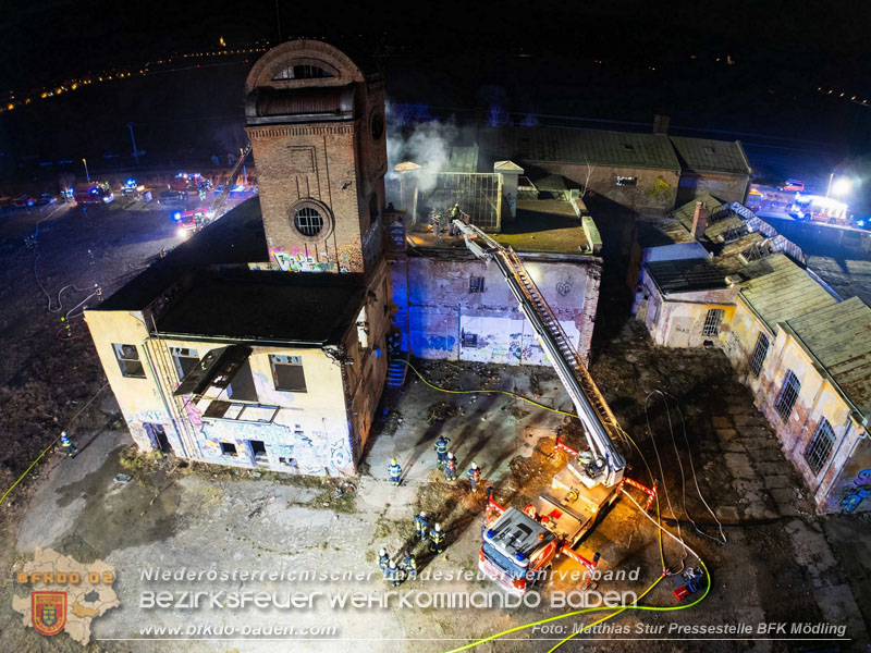 20250310_Dachstuhlbrand in alter Bleiwarenfabrik Gumpoldskirchen auch 3 Feuerwehren aus dem Bezirk BADEN im Löscheinsatz Foto: Matthias Stur / Pressestelle BFK Mödling 20250310_Dachstuhlbrand in alter Bleiwarenfabrik Gumpoldskirchen auch 3 Feuerwehren aus dem Bezirk BADEN im Löscheinsatz Foto: Matthias Stur / Pressestelle BFK Mödling