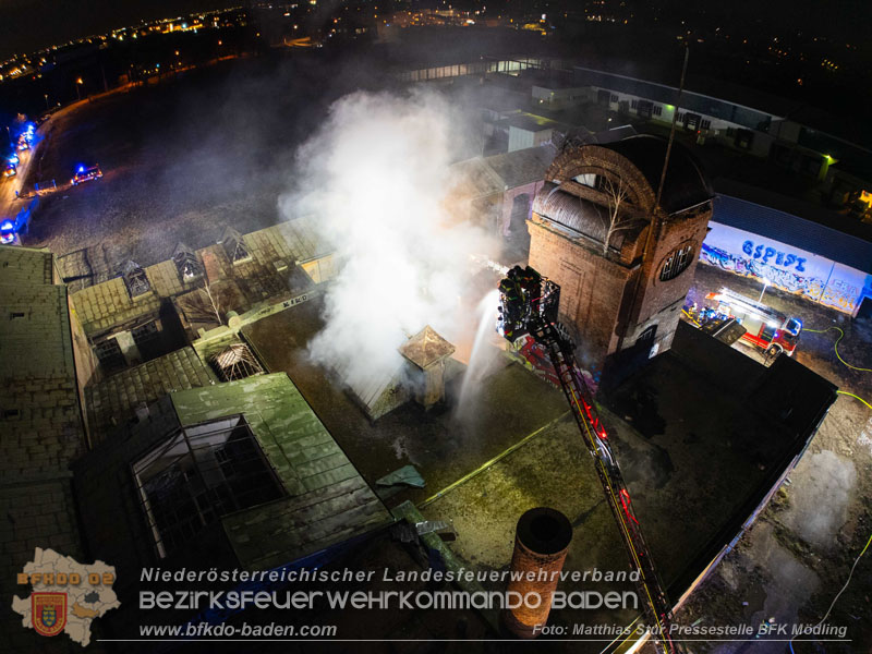 20250310_Dachstuhlbrand in alter Bleiwarenfabrik Gumpoldskirchen auch 3 Feuerwehren aus dem Bezirk BADEN im Löscheinsatz Foto: Matthias Stur / Pressestelle BFK Mödling 20250310_Dachstuhlbrand in alter Bleiwarenfabrik Gumpoldskirchen auch 3 Feuerwehren aus dem Bezirk BADEN im Löscheinsatz Foto: Matthias Stur / Pressestelle BFK Mödling