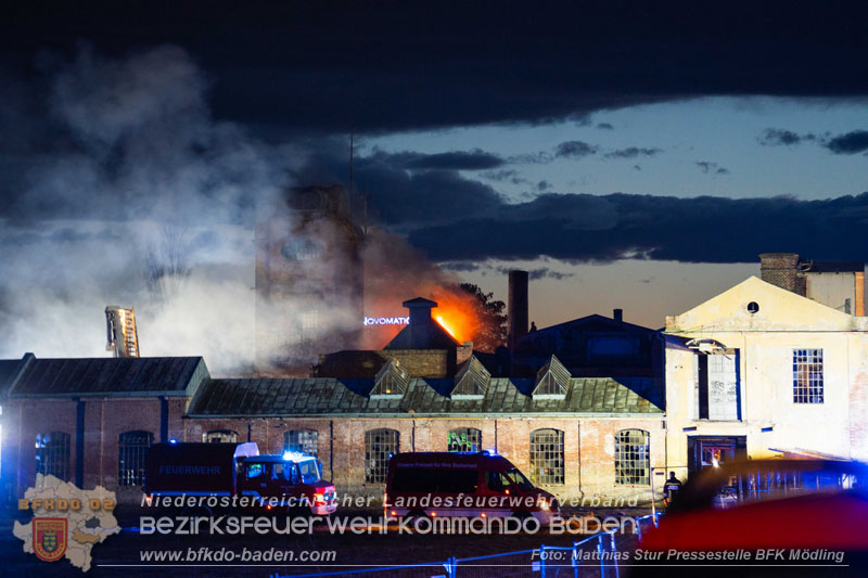 20250310_Dachstuhlbrand in alter Bleiwarenfabrik Gumpoldskirchen auch 3 Feuerwehren aus dem Bezirk BADEN im Löscheinsatz Foto: Matthias Stur / Pressestelle BFK Mödling 20250310_Dachstuhlbrand in alter Bleiwarenfabrik Gumpoldskirchen auch 3 Feuerwehren aus dem Bezirk BADEN im Löscheinsatz Foto: Matthias Stur / Pressestelle BFK Mödling