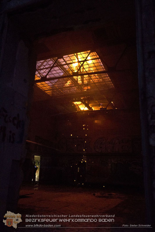 20250310_Dachstuhlbrand in alter Bleiwarenfabrik Gumpoldskirchen auch 3 Feuerwehren aus dem Bezirk BADEN im Löscheinsatz Foto: Stefan Schneider BFKDO BADEN 20250310_Dachstuhlbrand in alter Bleiwarenfabrik Gumpoldskirchen auch 3 Feuerwehren aus dem Bezirk BADEN im Löscheinsatz Foto: Stefan Schneider BFKDO BADEN