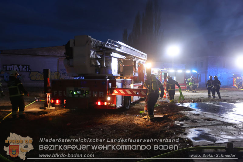 20250310_Dachstuhlbrand in alter Bleiwarenfabrik Gumpoldskirchen auch 3 Feuerwehren aus dem Bezirk BADEN im Löscheinsatz Foto: Stefan Schneider BFKDO BADEN