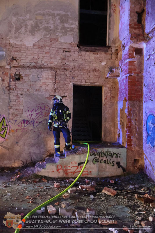 20250310_Dachstuhlbrand in alter Bleiwarenfabrik Gumpoldskirchen auch 3 Feuerwehren aus dem Bezirk BADEN im Löscheinsatz Foto: Stefan Schneider BFKDO BADEN