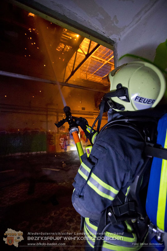 20250310_Dachstuhlbrand in alter Bleiwarenfabrik Gumpoldskirchen auch 3 Feuerwehren aus dem Bezirk BADEN im Löscheinsatz Foto: Stefan Schneider BFKDO BADEN 20250310_Dachstuhlbrand in alter Bleiwarenfabrik Gumpoldskirchen auch 3 Feuerwehren aus dem Bezirk BADEN im Löscheinsatz Foto: Stefan Schneider BFKDO BADEN