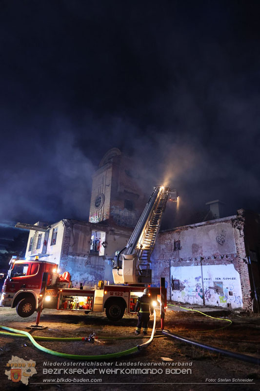 20250310_Dachstuhlbrand in alter Bleiwarenfabrik Gumpoldskirchen auch 3 Feuerwehren aus dem Bezirk BADEN im Löscheinsatz Foto: Stefan Schneider BFKDO BADEN