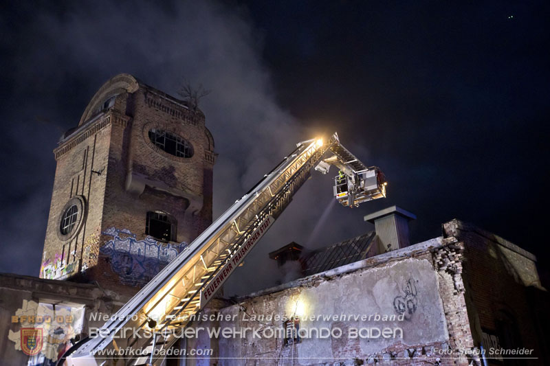 20250310_Dachstuhlbrand in alter Bleiwarenfabrik Gumpoldskirchen auch 3 Feuerwehren aus dem Bezirk BADEN im Löscheinsatz Foto: Stefan Schneider BFKDO BADEN 20250310_Dachstuhlbrand in alter Bleiwarenfabrik Gumpoldskirchen auch 3 Feuerwehren aus dem Bezirk BADEN im Löscheinsatz Foto: Stefan Schneider BFKDO BADEN