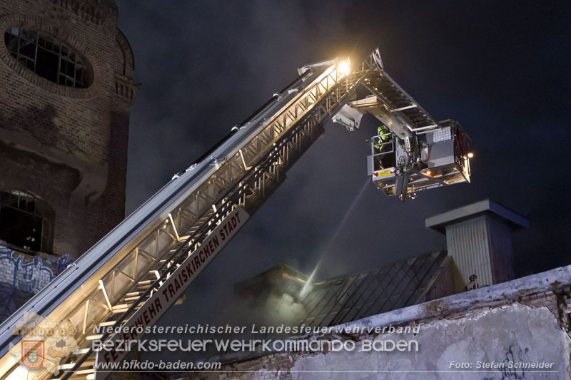 20250310_Dachstuhlbrand in alter Bleiwarenfabrik Gumpoldskirchen auch 3 Feuerwehren aus dem Bezirk BADEN im Löscheinsatz Foto: Stefan Schneider BFKDO BADEN 20250310_Dachstuhlbrand in alter Bleiwarenfabrik Gumpoldskirchen auch 3 Feuerwehren aus dem Bezirk BADEN im Löscheinsatz Foto: Stefan Schneider BFKDO BADEN